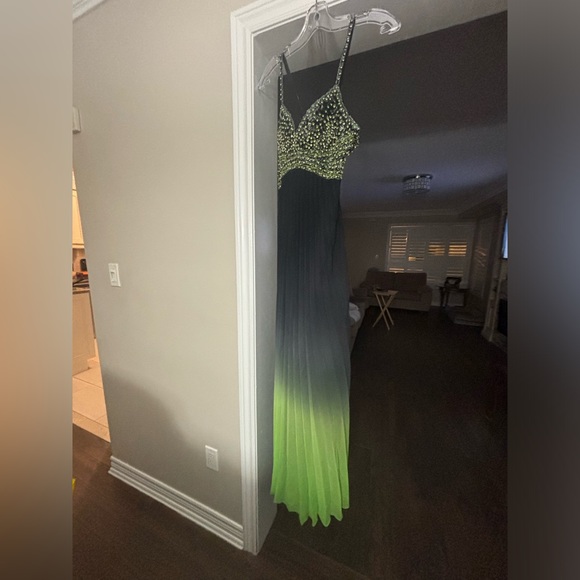 Formal women’s dress - Picture 2 of 4